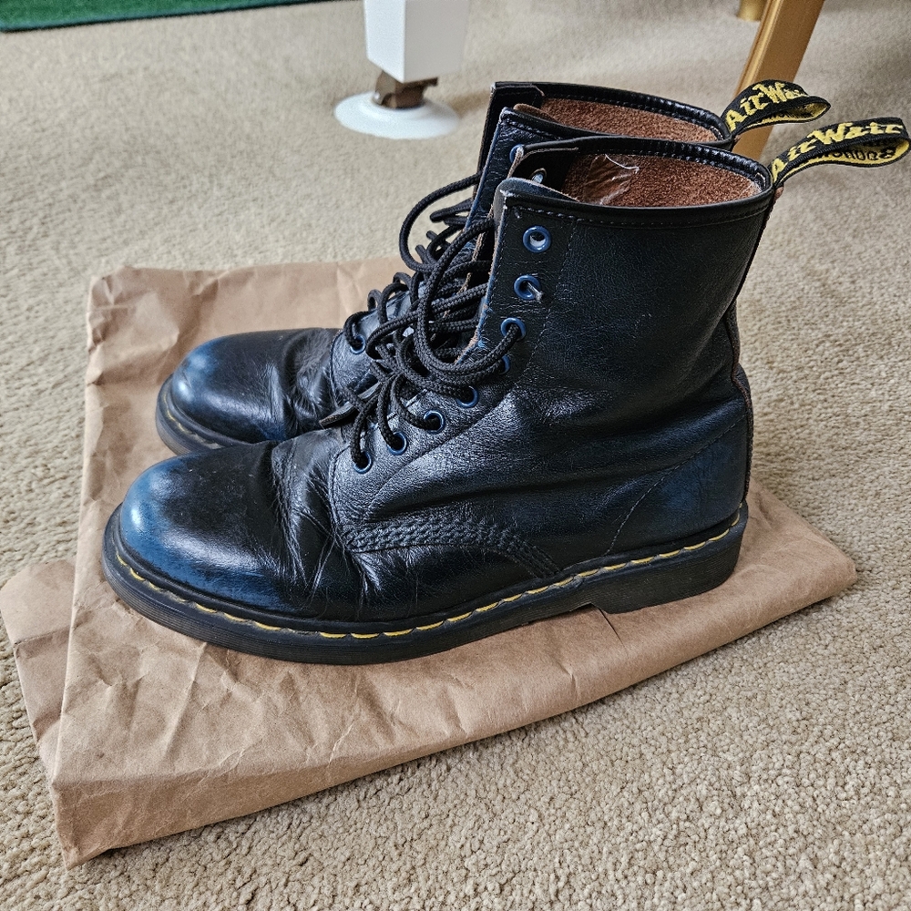 Dr. Martens Unisex Airwair Leather Lace Up Boots - Picture 3 of 10